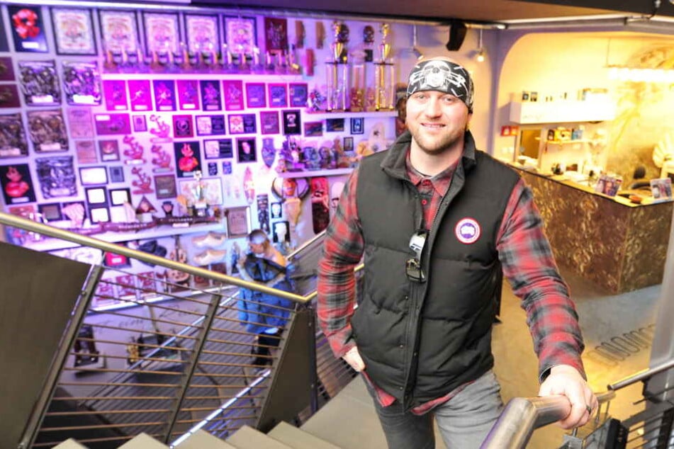 TV-Tattoo-Star Randy Engelhardt in der Lifestyle Passage in Zwickau (im Hintergrund seine Preise und Pokale).