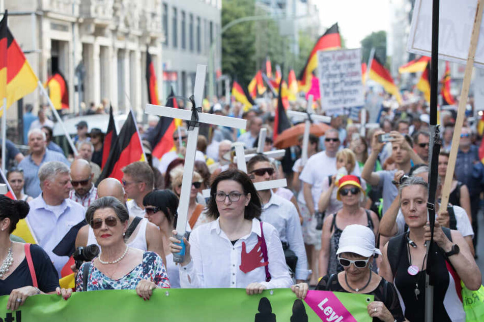 Beim rechten "Frauenmarsch" in Berlin kam es im Februar zu einer Blockade.