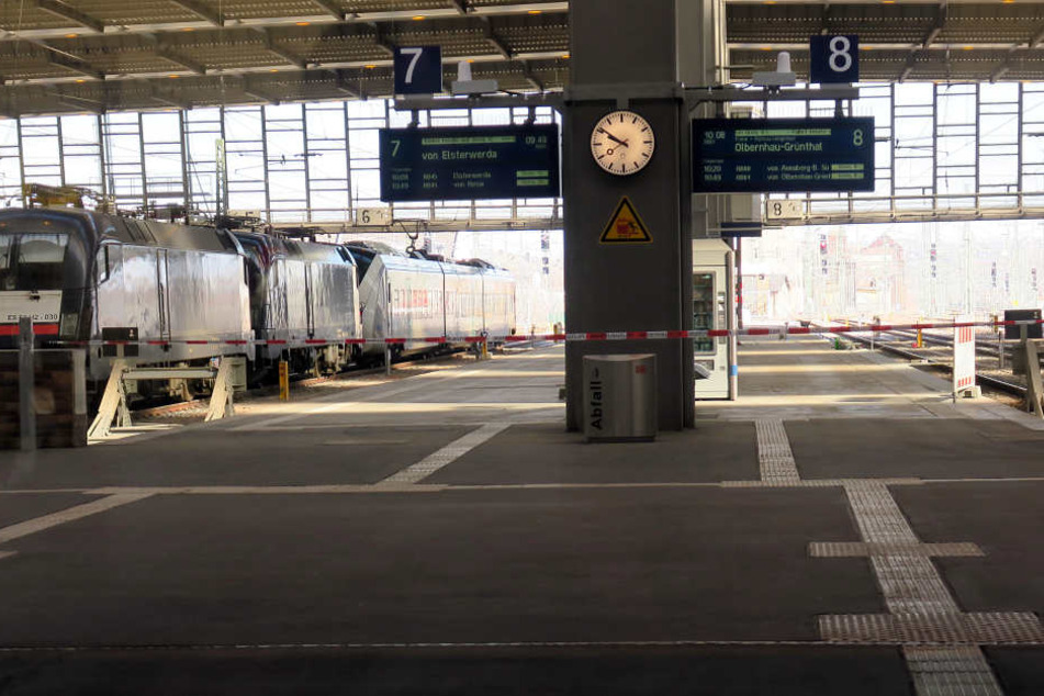 Die Bahnsteige sind abgesperrt.