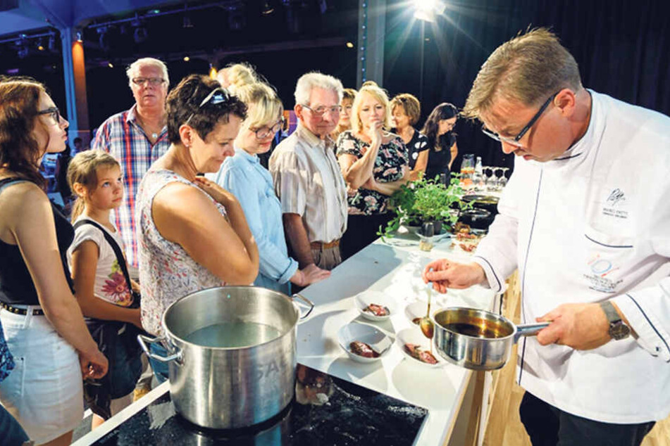 Spitzenkoch Mario Pattis (47) beim Showkochen in der
Halle. Die Dresdner standen zum Kosten Schlange.