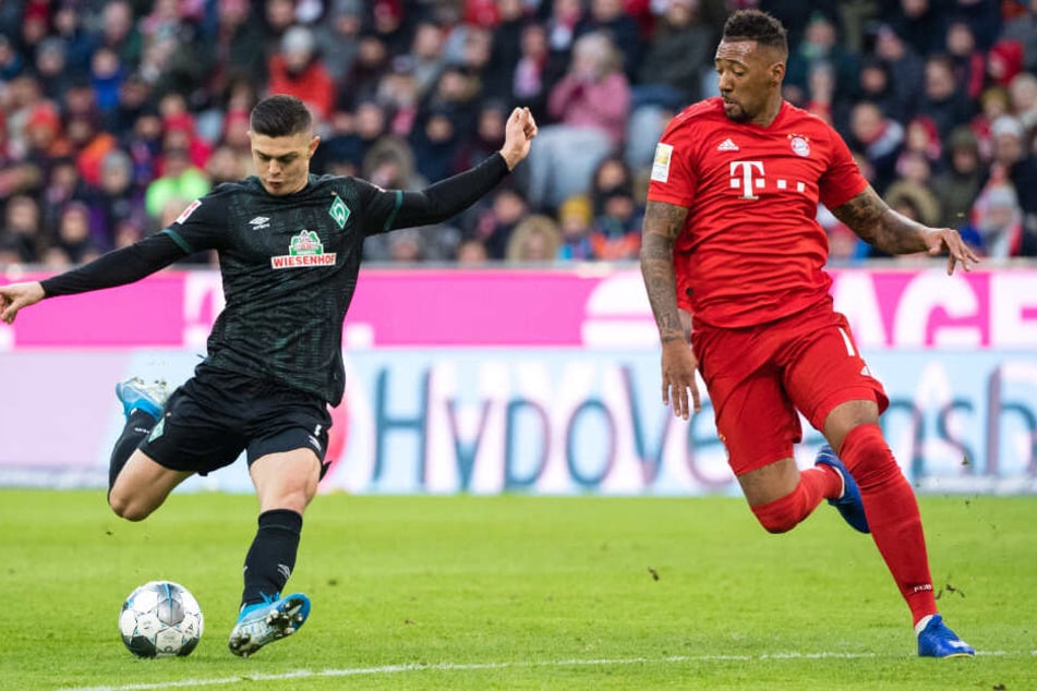 Jerome Boateng (r.) scheut keinen Zweikampf (hier gegen Bremens Milot Rashica).