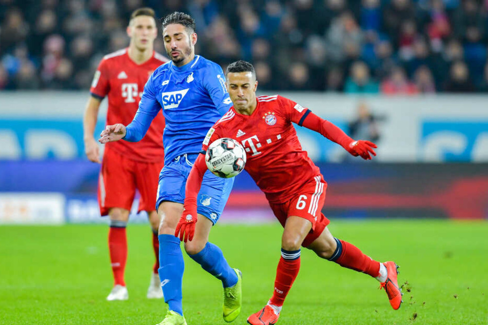 Hoffenheims Belfodil und Münchens Thiago im Duell um den Ball.