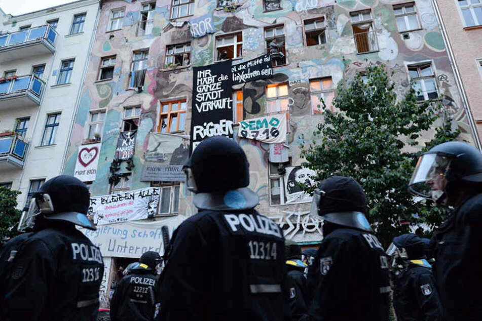 Immer wieder werden Polizisten in der Rigaer Straße von linken und linksextremen Gruppen angegriffen.