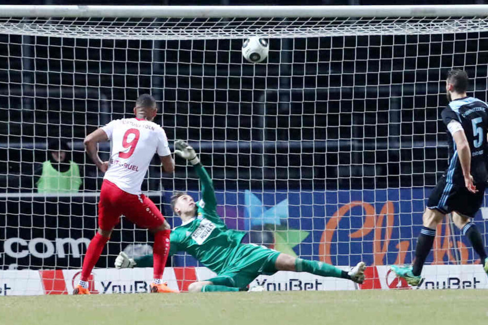Tor für Köln, Treffer zum 2:0 durch Torschütze Daniel Keita-Ruel (Köln) gegen Torhüter Kevin Rene Tittel und Marc Endres.