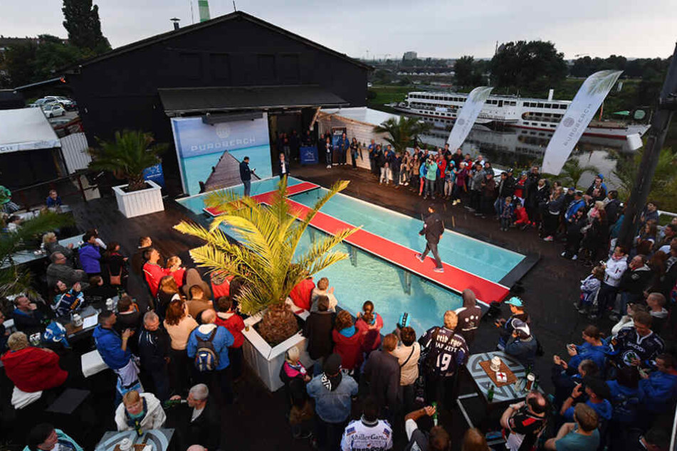 Großer Andrang bei der Team-Präsentation der Eislöwen im Purobeach.