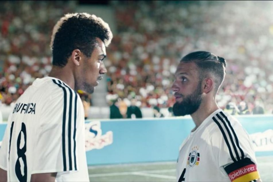 In der Netflix-Serie "Dogs of Berlin" spielt Langston Uibel (l.) das Fußballtalent Raphael Bou'Penga von Bundesligist RB Leipzig.