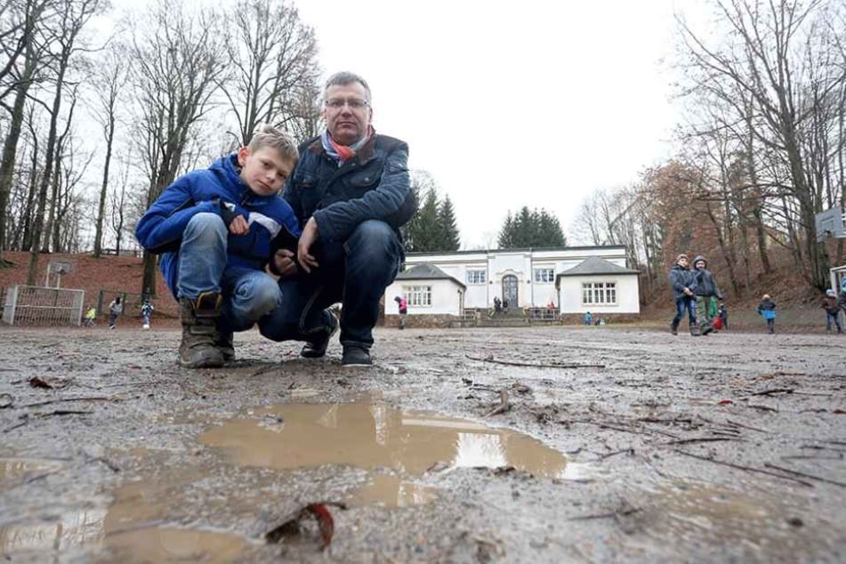 Der Einsiedler Ortsvorsteher Falk Ulbrich (49, CDU) und Sohn Janis (10) hoffen, dass sich auf dem Schulhof bald etwas tut.