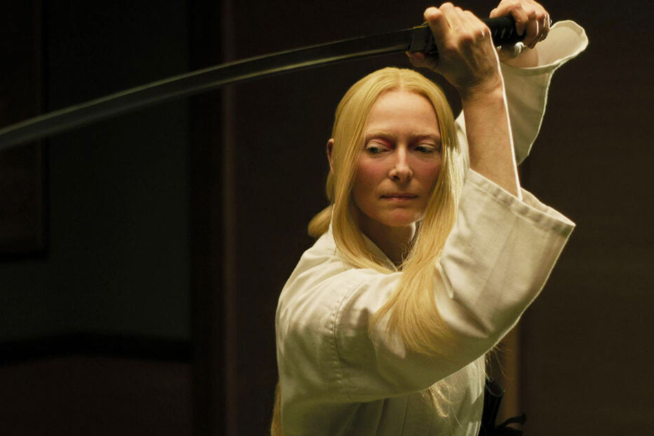 Die Schottin Zelda Winston (Tilda Swinton) weiß sich mit ihrem Samurai-Schwert bestens zu helfen.