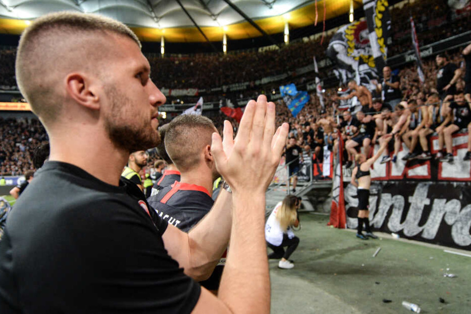 Frankfurts Ante Rebic (l) steht nach dem 3:0-Sieg vor dem Fanblock.