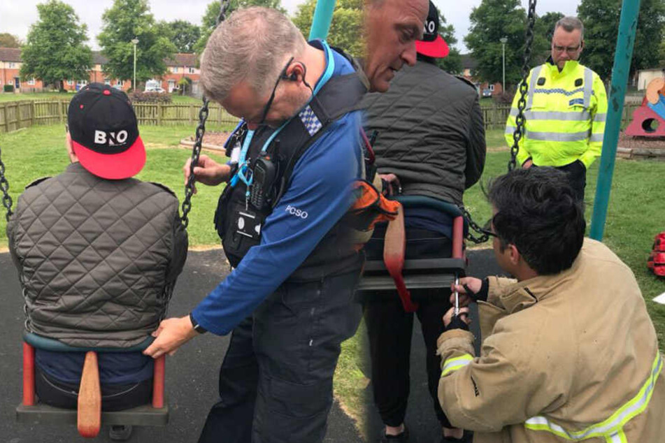 Mithilfe eines Schraubenziehers befreite die Feuerwehr den Mann aus seiner misslichen Lage.