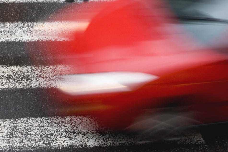 Der bislang unbekannte Fahrer setzte seine Fahrt einfach fort (Symbolbild).