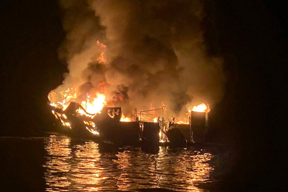 Blick auf das brennende Schiff: Bei einem Feuer auf einem Ausflugsschiff vor der Küste Kaliforniens sind mindestens acht Menschen ums Leben gekommen.