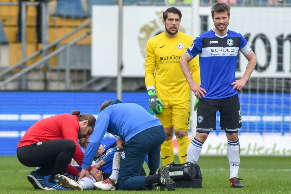 Physiotherapeut Michael Schweika und Teamarzt Dr. Stefan Budde behandeln Brian Behrendt.
