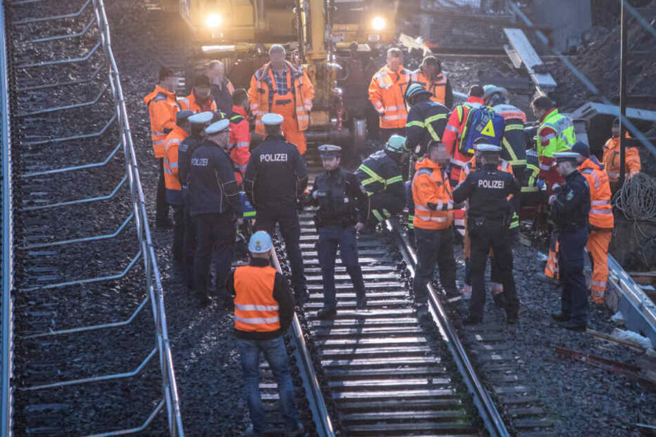 Der Rettungsdienst versorgt den Verletzten am Gleisbett.Ein Stahlträger fiel auf den Mann.