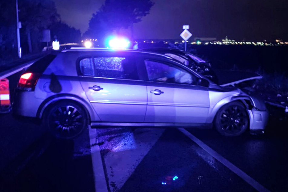 Unfall B9 Bei Worms Opel Fahrer Begeht Fahrerflucht Und Stellt
