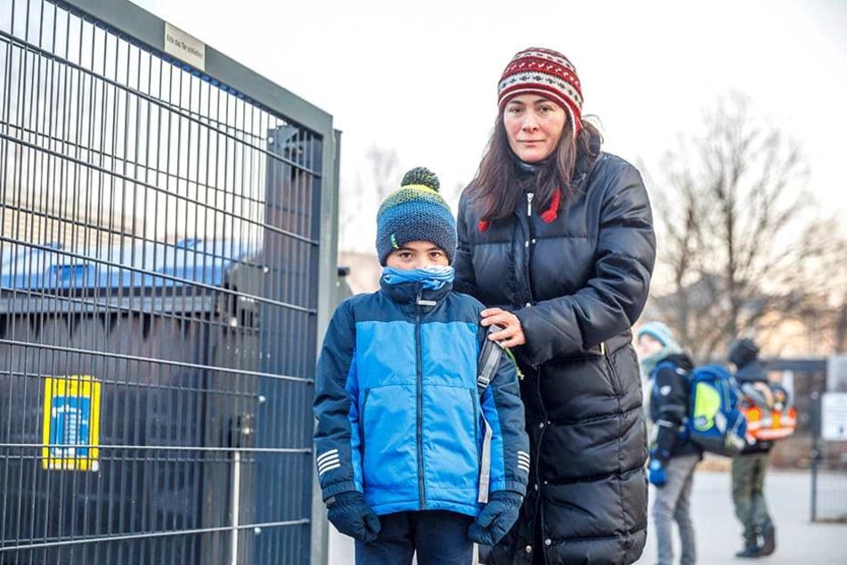 Mutter Bertha Alvarez (48) hat wegen des morgendlichen Verkehrs-Chaos Angst um Sohn Carlos (6).