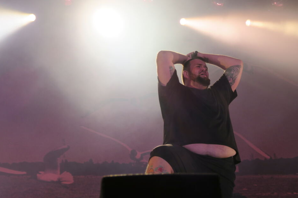 Überwältigt von Gefühlen? Sänger Jan "Monchi" Gorkow betonte während des Konzerts immer wieder, wie beeindruckt er sei. Für die Punk-Band war es laut eigener Aussage die bisher größte Show.