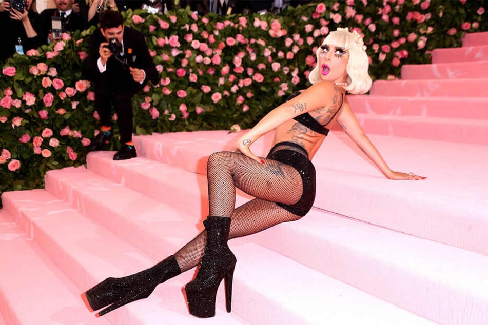 Zum Schluss ihres Auftritts räkelte sich Lady Gaga für die Fotografen auf der Treppe des Metropolitan Museums.