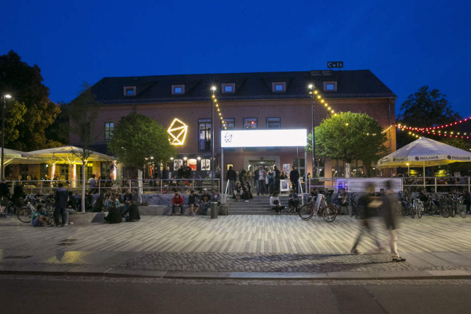 Auf dem Scheunenvorplatz soll Samstagabend ein Mann niedergestochen worden sein.