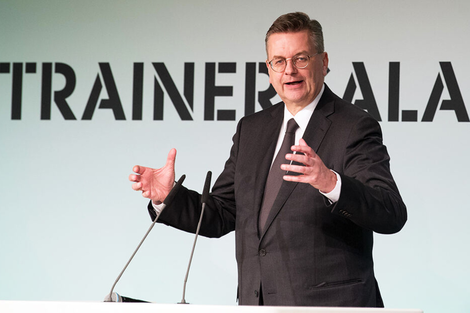 DFB-Präsident sieht sich zum wiederholten Mal innerhalb kurzer Zeit öffentlicher Kritik ausgesetzt.