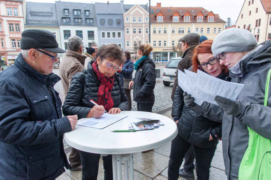 Rund 100 Bürger unterschrieben in Döbeln und Mittweida (F.) den Antrag an den Landtag.