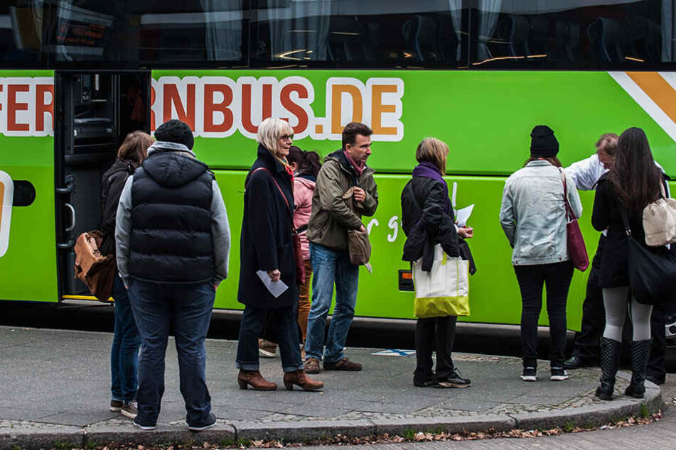 Fahrgäste warten auf den Check-In am ZOB in Berlin-Westend.