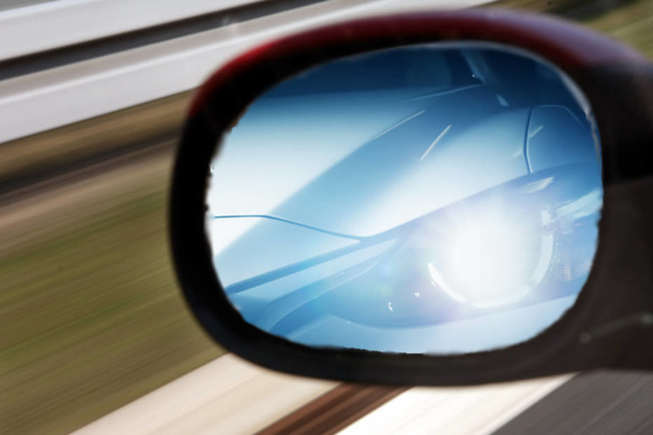 Der Porschefahrer fuhr dicht auf und gab Lichthupe. Dann passierte es (Symbolbild).