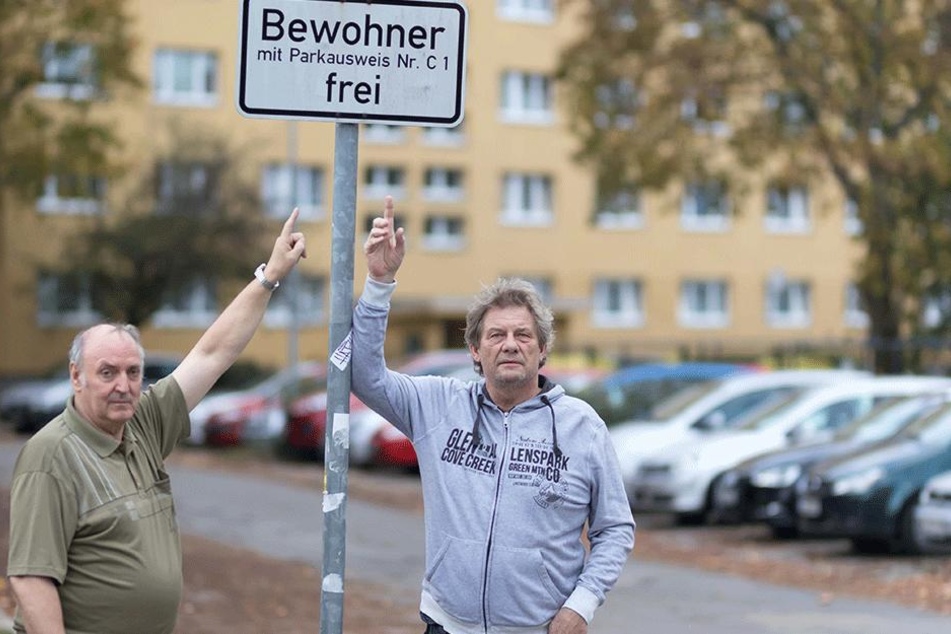 Hier dürfen nur Anwohner parken: Jürgen Götz (l.) und Jens Schober beschweren
sich über den angeblichen Missbrauch.