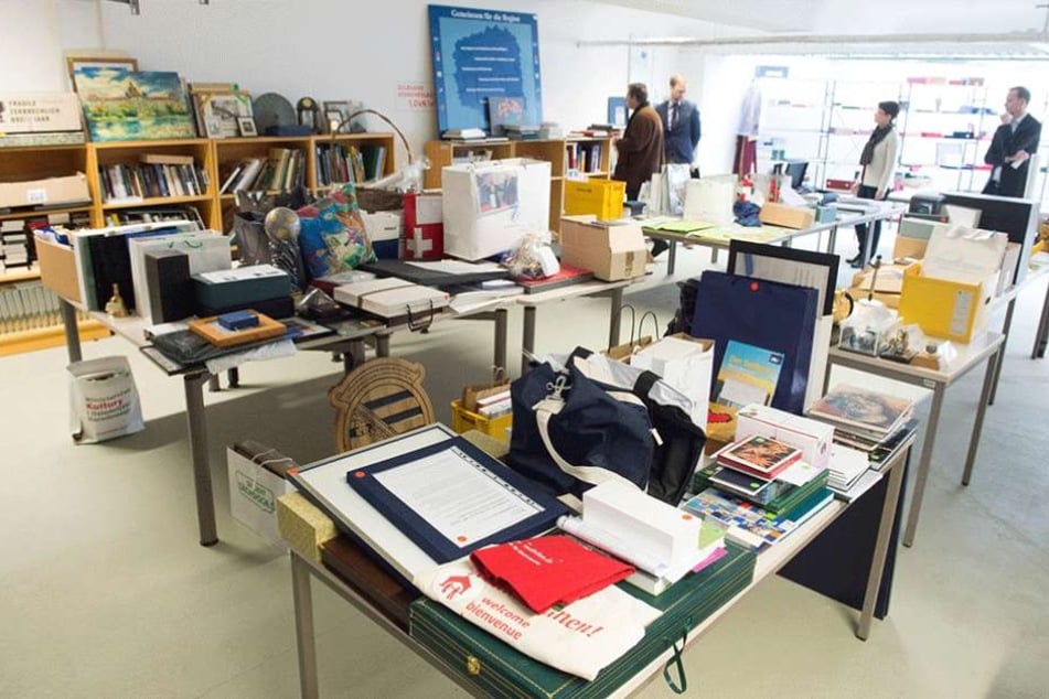 In der Asservatenkammer der Staatskanzlei lagern etwa 2000 Objekte - alles Geschenke an die Ministerpräsidenten.