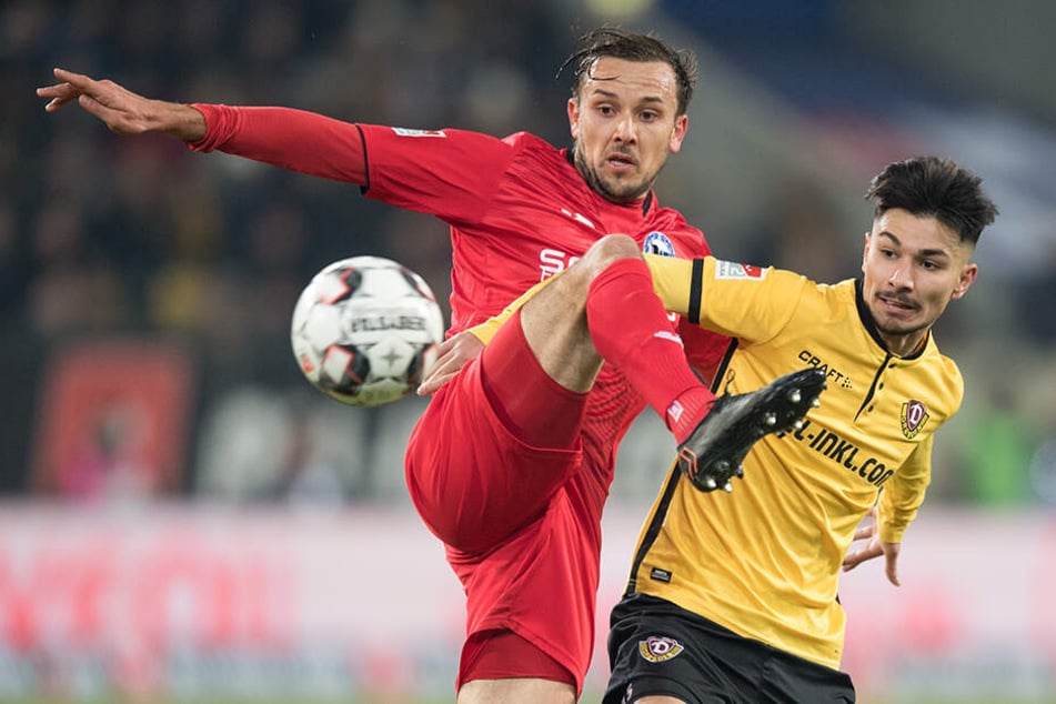 DSC-Kicker Manuel Prietl (l.) im Zweikampf mit Dynamos 1:0-Torschützen Osman Atilgan.