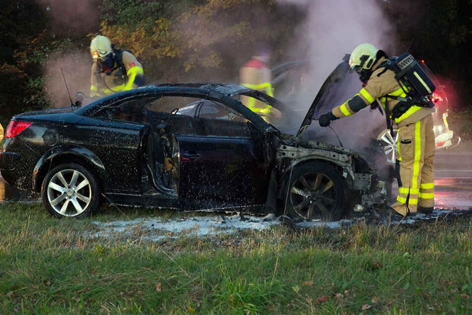 Das Auto brannte vollständig ab. (Symbolbild)