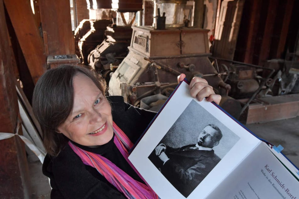 Fördervereins-Vorsitzende Brigitte Pfüller mit einem Porträt des Malers Karl-Schmidt-Rottluff