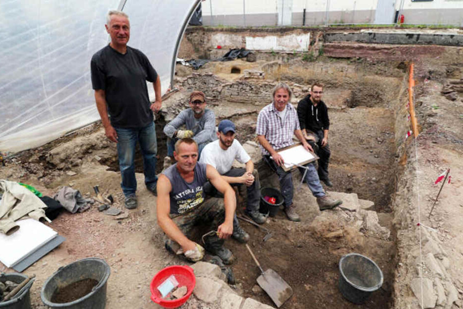 Von links: Gerd Dohmen, Matthias Wolff, Marko Heider, Grabungstechniker Ralf Schlotthauber und Dennis Küster von der Grabungsstelle in Höxters Zentrum.