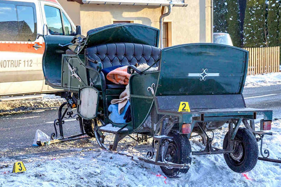 Im Erzgebirge sind zwei Personen nach einem Pferdeschlitten-Unfall gestorben.