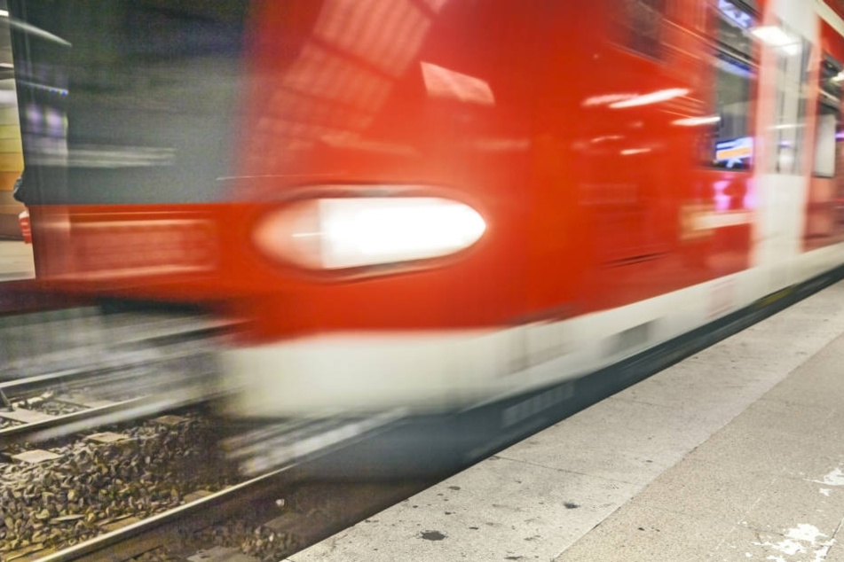 Der 27-Jährige stürzte aus bislang ungeklärter Ursache plötzlich auf die Gleise, als ein Zug einfuhr (Symbolbild).
