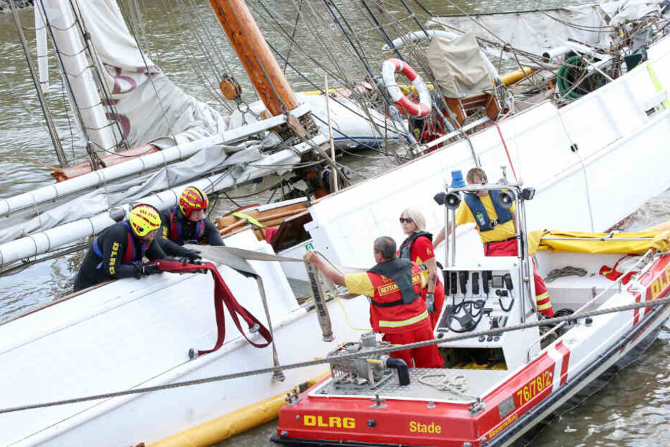 DLRG-Mitarbeiter sichern auf dem historischen Segelschiff "No. 5 Elbe" Material.
