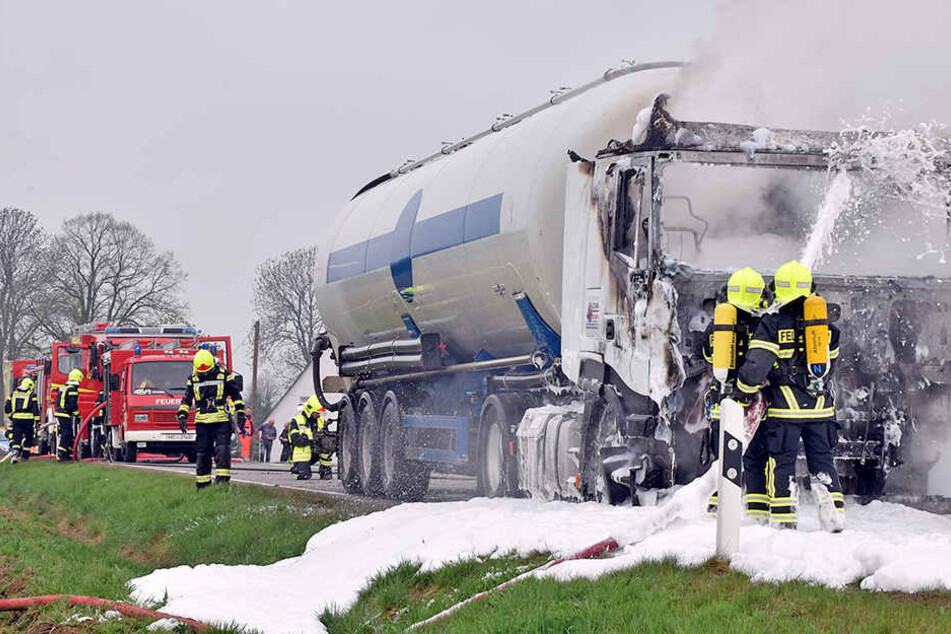 Das Fahrerhaus des Lasters brannte komplett aus.