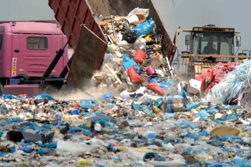 Vor vielen Jahren gab es noch zahlreiche Müllkippen in Hamburg, die inzwischen stillgelegt wurden (Symbolbild).