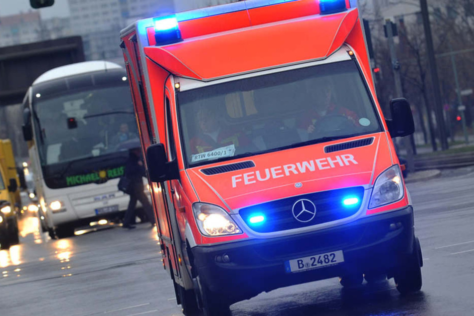 Die Rentnerin wurde mit schweren Rumpfverletzungen ins Krankenhaus gebracht. (Symbolbild)