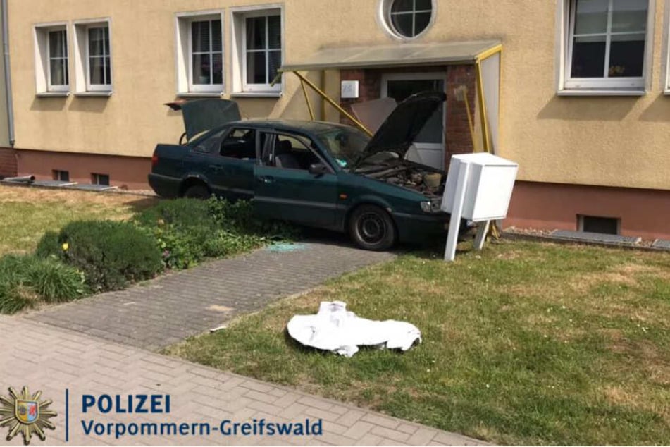 Erst ein Briefkasten bringt das Fahrzeug zum Stehen.