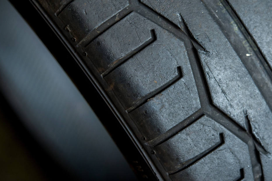 Planenschlitzer haben rund 200 Reifen von einem LKW auf dem Rastplatz "Auerswalder Blick" geklaut. (Symbolbild)