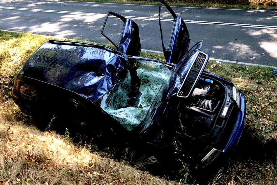 Nach dem Unfall landete das Fahrzeug im Straßengraben.