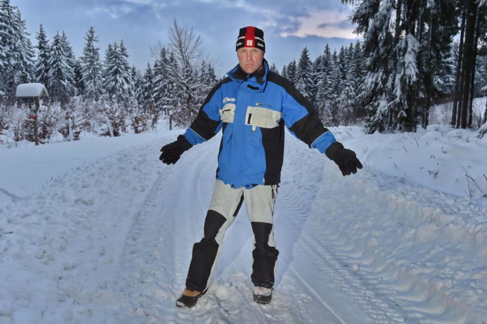 Vereinschef Norbert Dick (50) auf dem zerstörten Weg.