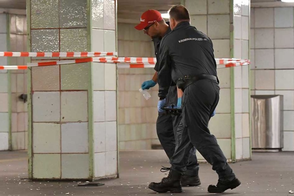 Polizisten sicherten an den Explosionsprten Spuren.