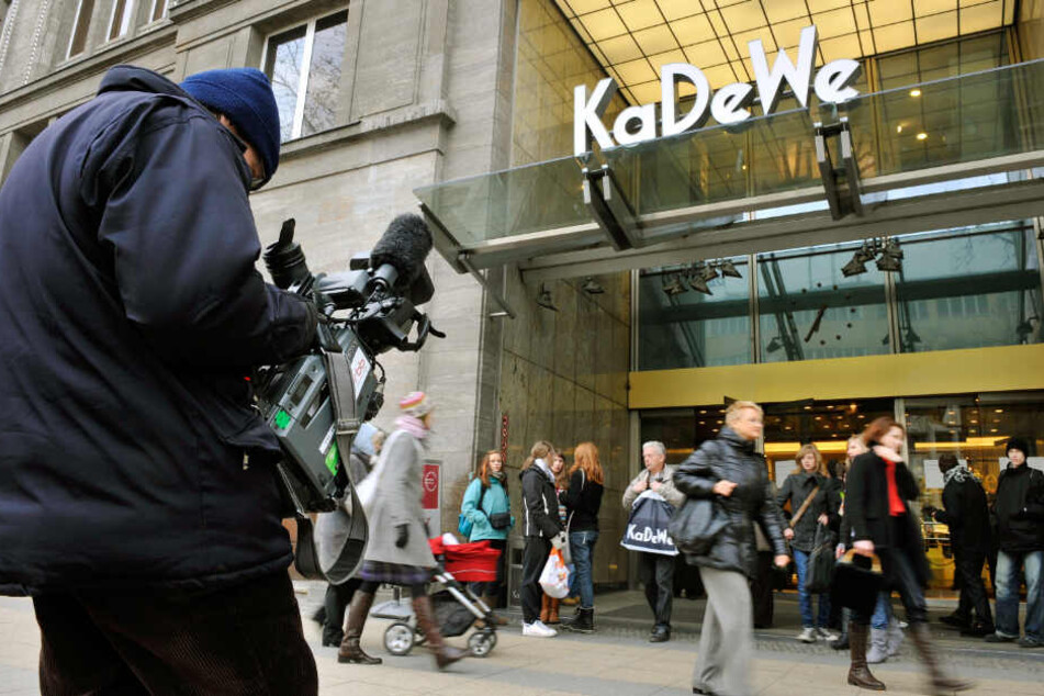 Ein Kameramann filmt am 27.01.2009 in Berlin vor dem KaDeWe (Kaufhaus des Westens).