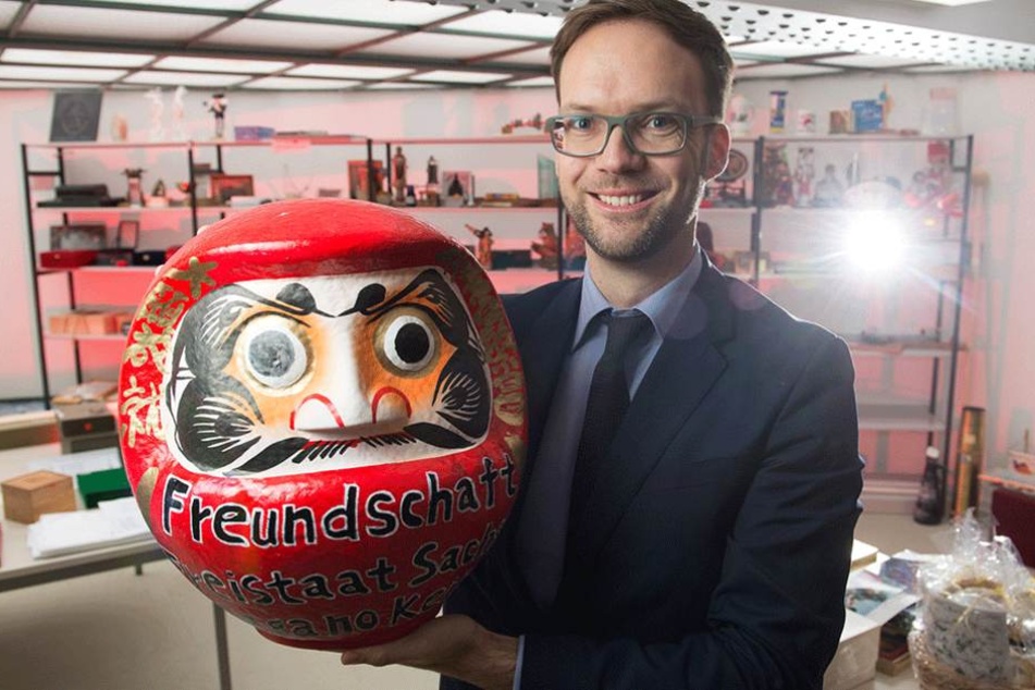 Der Protokoll-Chef der Staatskanzlei, Markus Franke, mit dem Daruma. Den unvollendeten Glücksbringer bekam Ministerpräsident Georg Milbradt 2007.