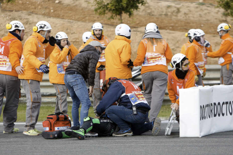 Die Ärzte versorgen einen Teilnehmer nach einem Sturz mehrerer Fahrer in der dritten Runde des Moto 3-Rennens des Grand Prix von Valencia.