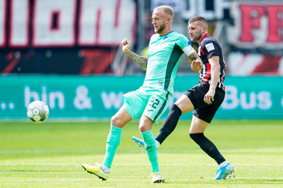 Hoffenheims Kapitän Kevin Vogt (Li.) ist vor Frankfurts Ante Rebic am Ball.
