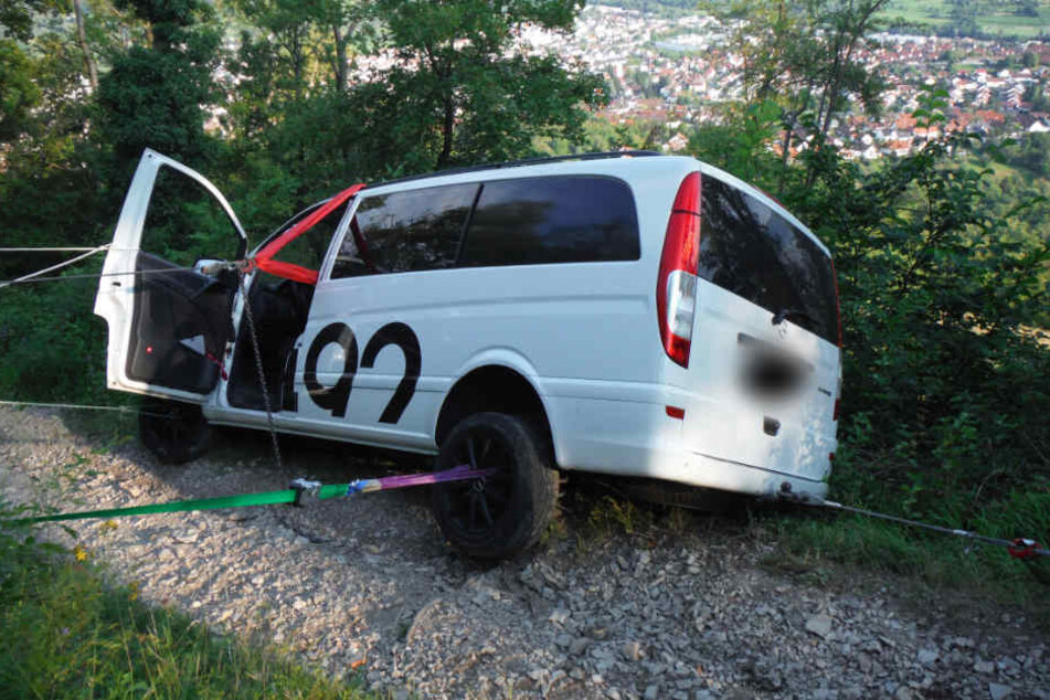 Die Spanngurte bewahrten den Mercedes vorm Absturz.