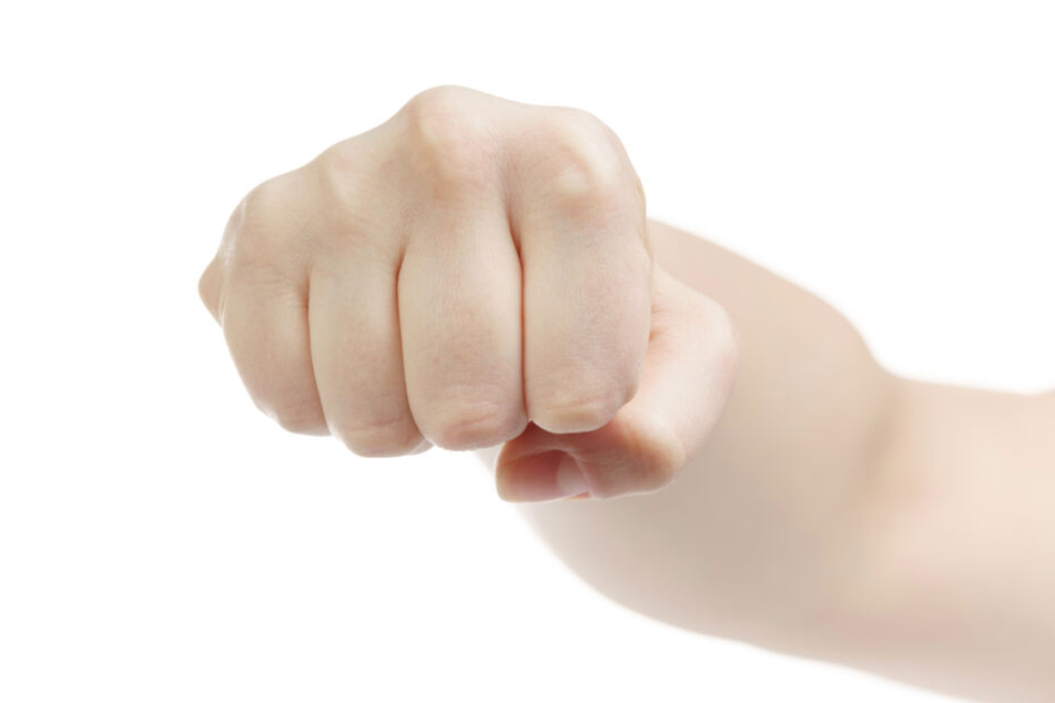 Gleich mehrere Männer gingen am vergangenen Wochenende auf Polizisten los (Symbolbild).